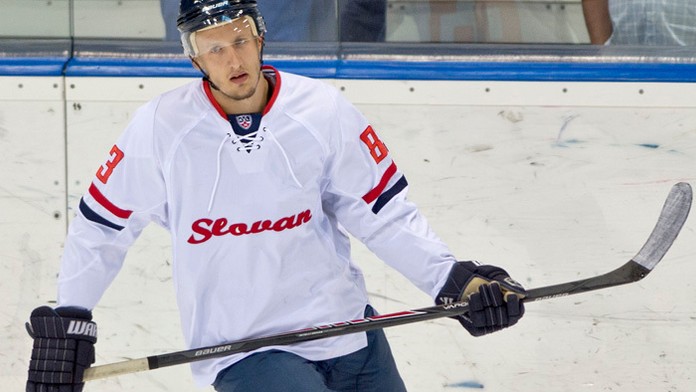 Hráč Slovana Radovan Puliš počas rozkorčuľovania.