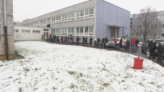 V zlom počasí čakali rodičia hodiny na pridelenie samotestov