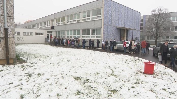  V zlom počasí čakali rodičia hodiny na pridelenie samotestov