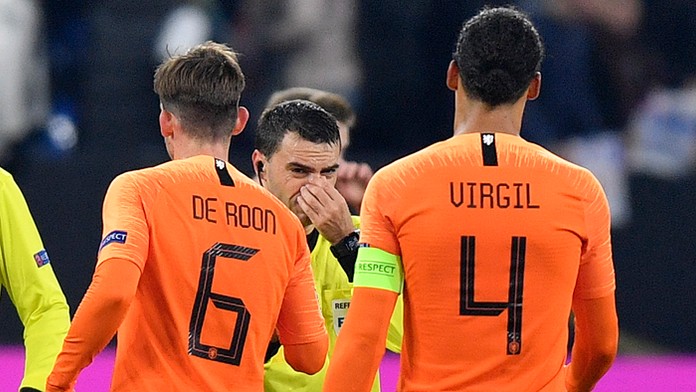 Rozhodca Ovidiu Hategan plače po zápase medzi Nemeckom a Holandskom, pred ním sa dozvedel o smrti matky.