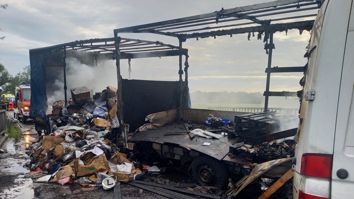 Na snímke zhorený náves kamióna po hromadnej zrážke pri Kolárove.