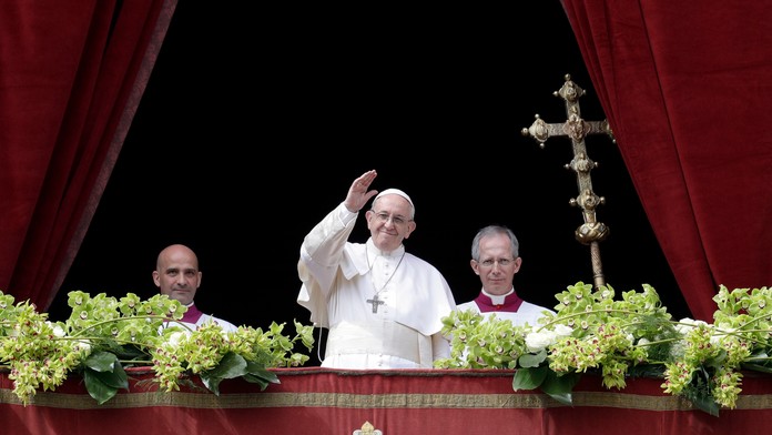 Pápež František počas udelenia požehnania Mestu a svetu (Urbi et orbi) na Veľkonočnú nedeľu 2018.
