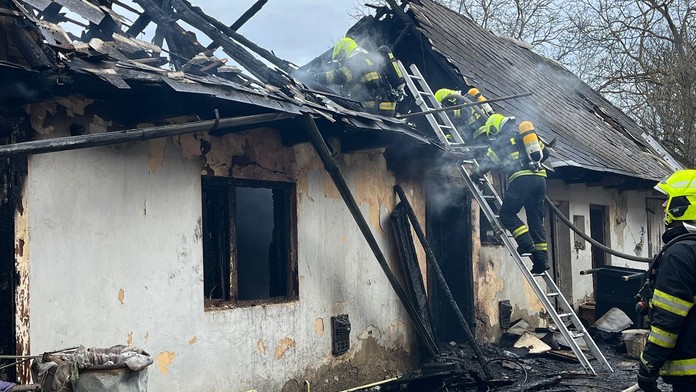 Požiar rodinného domu v Nižnom Hrušove. O život prišla 71-ročná žena, druhá osoba sa nadýchala splodín