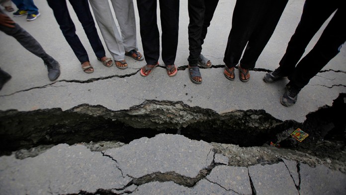 Prívalové dažde maria snahy záchranárov po zemetrasení v Nepále.
