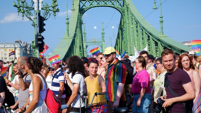 Maďarská polícia nepovolila protest proti zákonu zakazujúcemu dúhové pochody