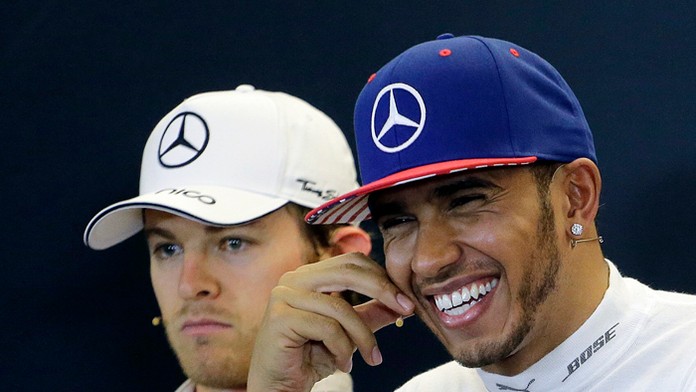 Vysmiaty Lewis Hamilton a Nico Rosberg pred novinármi po VC USA.