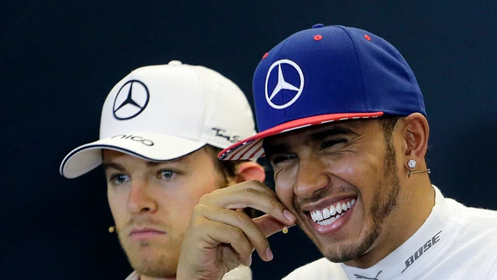 Vysmiaty Lewis Hamilton a Nico Rosberg pred novinármi po VC USA.
