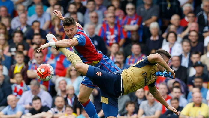 Hráč Arsenalu Olivier Giroud (vpravo) a hráč Crystal Palace Joel Ward v súboji o loptu.