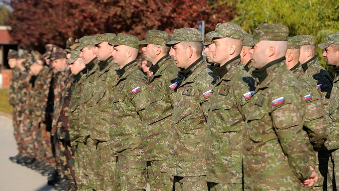 Prijatie kontingentu 21 príslušníkov slovenskej armády, ktorí prišli na vojenské cvičenie Balaton 2015.jpg