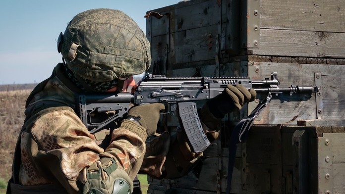 Rusi na ústupe strieľali do vlastných. Video ukazuje chaos, ktorý sprevádzal odsun okupantov z Chersonu