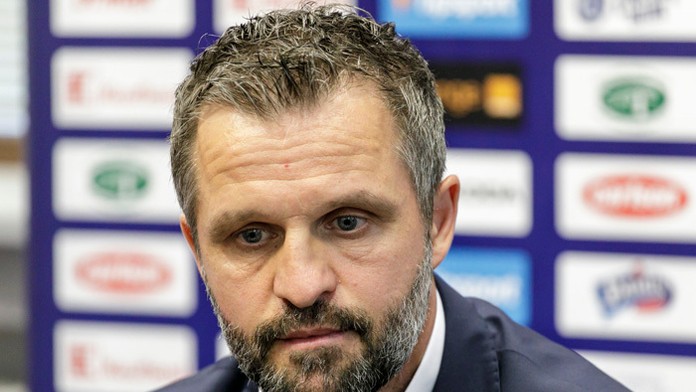 Obvinená v rukách polície.