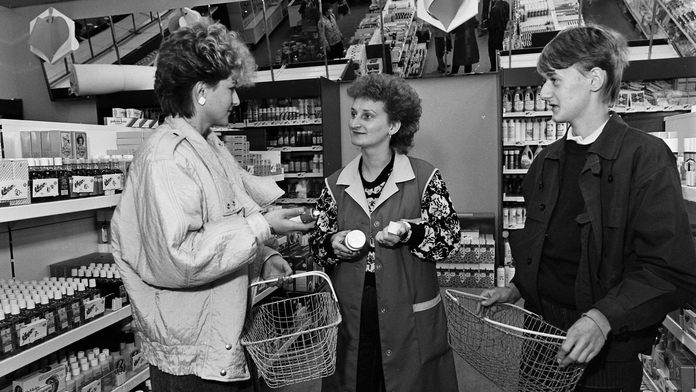 Na archívnej snímke ľudia nakupujú v drogérii 