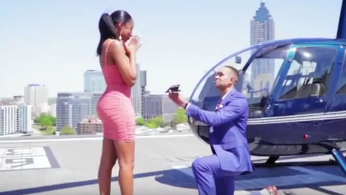 Muž žiada svoju priateľku o ruku.