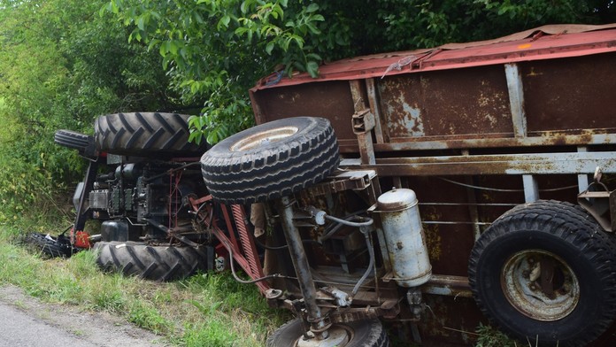 Kuriózna dopravná nehoda na západe Slovenska: Opitý traktorista vystrájal na ceste