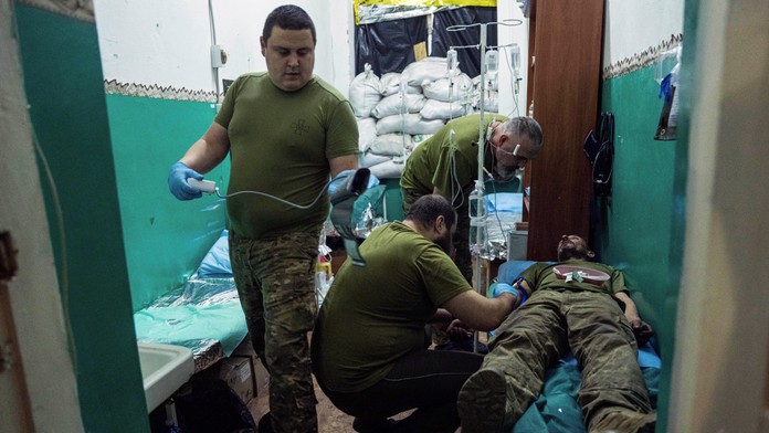 Na snímke zranený ukrajinský vojak, ktorého ošetrujú zdravotníci.