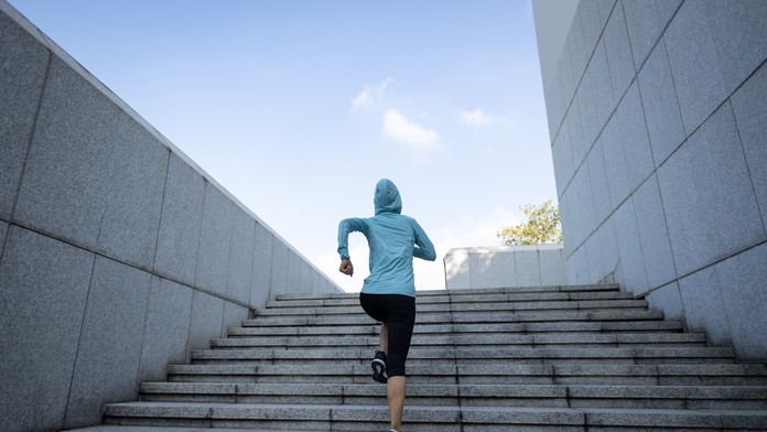 Žena behá po schodoch.