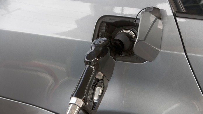 Muž tankuje benzín na pumpe 