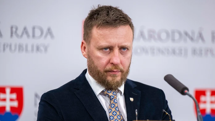 Šutaj Eštok žiada správy o pandémii. Je slabým ministrom, reaguje Kotlár