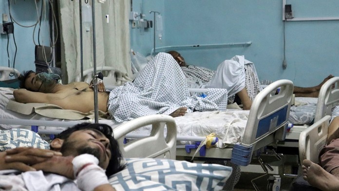 Zranení muži ležia na nemocničných lôžkach po útokoch počas evakuácie na medzinárodnom letisku Hamída Karzaja.