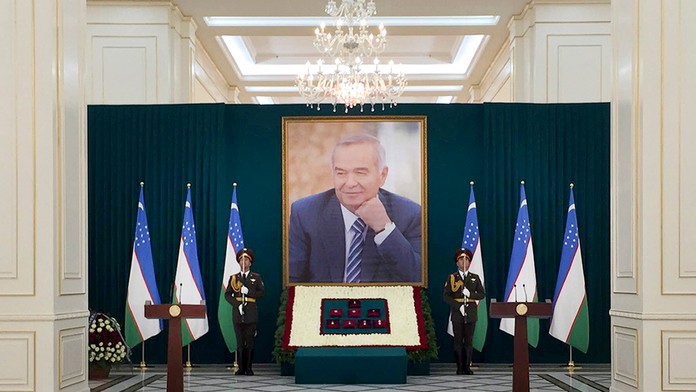 Čestná stráž stojí pri portréte zosnulého uzbeckého prezidenta