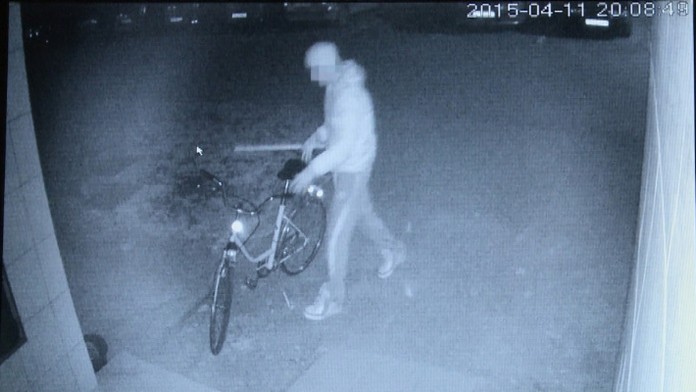 Rozbíjač áut s motykou.