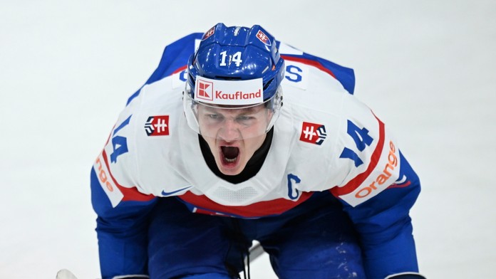 Adam Sýkora sa raduje z úvodného gólu počas štvrťfinálového zápasu MS v hokeji do 20 rokov.