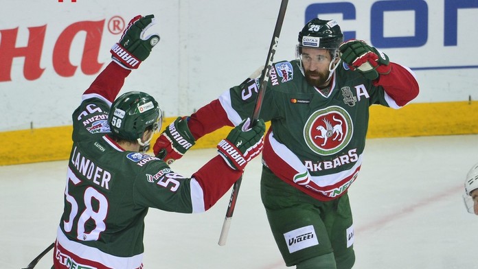 Hráči Ak Bars Kazaň sa radujú po góle do siete CSKA Moskva.