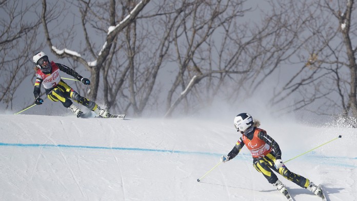Slovenská lyžiarka Henrieta Farkašová s navádzačkou Natáliou Šubrtovou získali zlaté medaily v alpskom lyžovaní v zjazde.