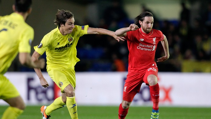 Mateo Musacchio z Villarrealu a Joe Allen (vpravo) bojujú o loptu v rámci prvého semifinále EL Villarreal-Liverpool.