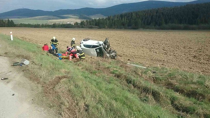 Zrážka dvoch osobných áut za Lokcou si vyžiadala sedem zranených.