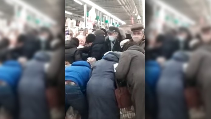 Rusi v panike vykupujú základné potraviny. Video ukazuje, ako sa dôchodcovia v supermarkete naťahujú o cukor