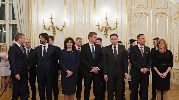 Na snímke členovia novej vlády SR po vymenovaní prezidentom SR Andrejom Kiskom