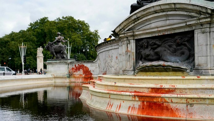 Krvavá fontána pred Buckinghamským palácom