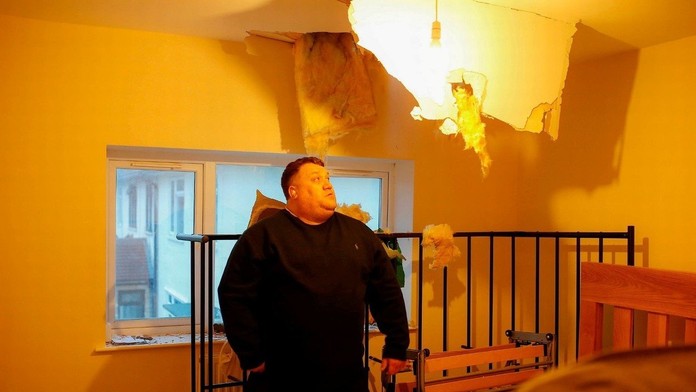 Jamie Shean stojí vo svojej spálni pod dierou, ktorú prerazil veľký kus ľadu.