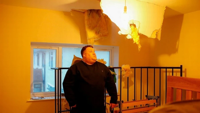 Jamie Shean stojí vo svojej spálni pod dierou, ktorú prerazil veľký kus ľadu.