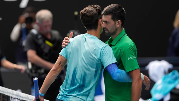 Novak Djokovič naďalej sníva o rekordnom titule. Do semifinále prešiel neštandardne: Bol som na ceste domov