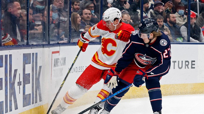 Na snímke zľava slovenský hokejista Adam Ružička z Calgary Flames.