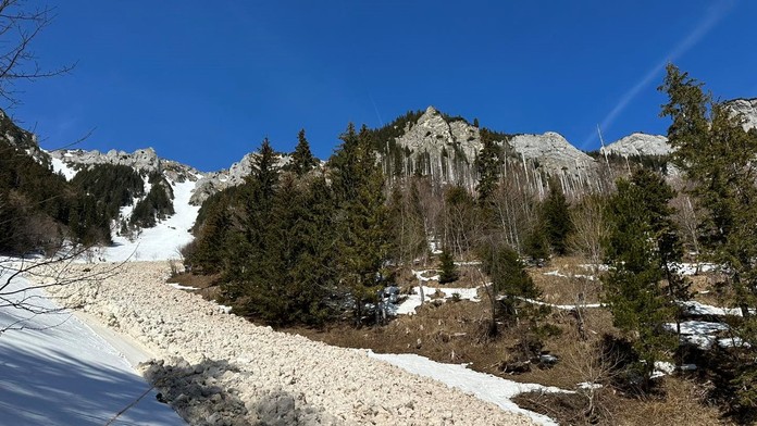 FOTO: Pri chate Plesnivec spadla lavína, zasypala chodník na Zelené pleso