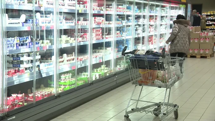 Slováci začínajú šetriť aj na jedle. Odborníci hovoria o varovnom signáli