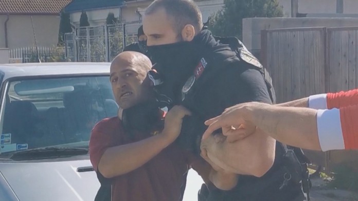 Potýčka s policajtmi pre rúško