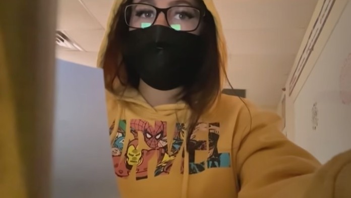 Casey Garciová zamaskovaná ako tínedžerka.