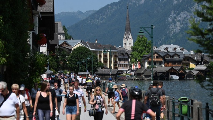 Jedna z najvýznamnejších turistických atrakcií Rakúska čelí náporu turistov. Museli tam postaviť bariéru