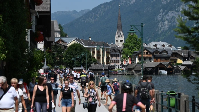 Jedna z najvýznamnejších turistických atrakcií Rakúska čelí náporu turistov. Museli tam postaviť bariéru