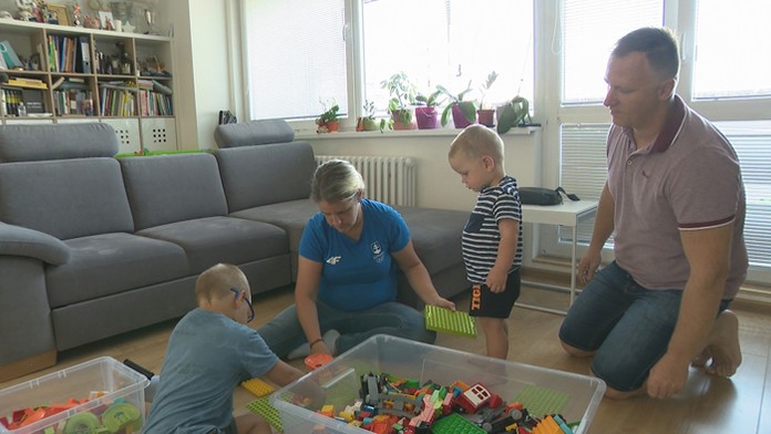 Zuzana Rehák Štefečeková so synmi Noahom a Nathanom a manželom.