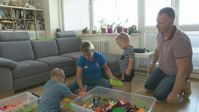 Zuzana Rehák Štefečeková so synmi Noahom a Nathanom a manželom.