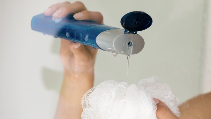 Sprchové gély aj šampóny. Tieto kozmetické výrobky majú obsahovať nebezpečnú látku