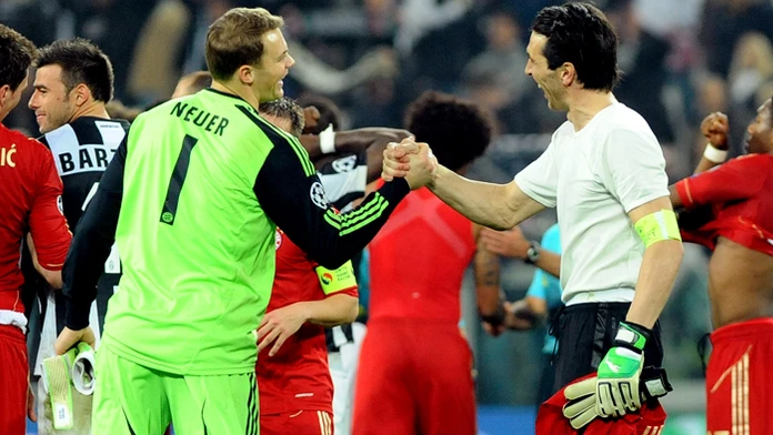Nemecká brankár Manuel Neuer a talianska legenda Gianluigi Buffon na archívnej snímke.