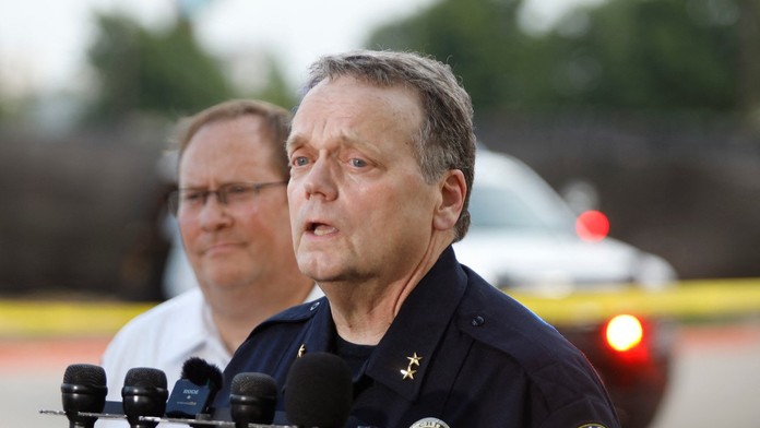 Vystúpil z auta a okamžite začal strieľať. Ozbrojenec zabil v nákupnom centre v Texase osem ľudí