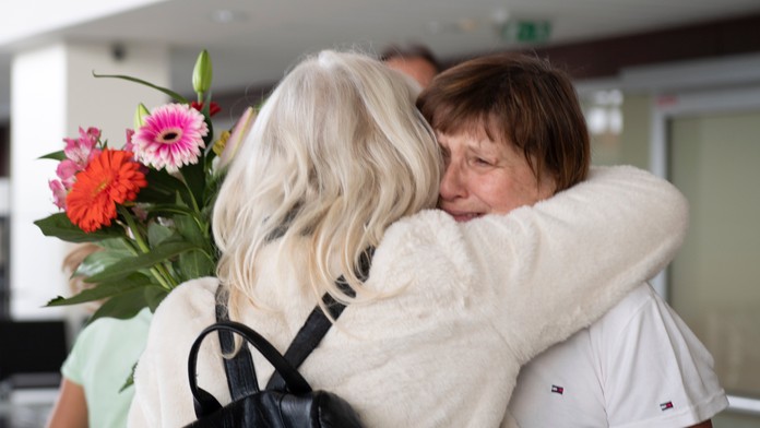 Rodinné príslušníčky sa objímajú po prílete slovenského vládneho špeciálu z Izraela na letisko M.R. Štefánika v Bratislave v stredu 11. októbra 2023.