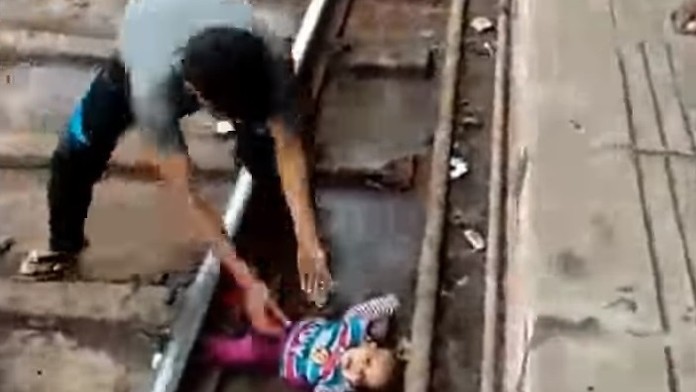 Bábätko spadlo pod prichádzajúci vlak.